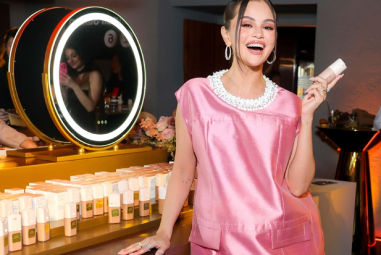 Selena Gómez y el arte de vestir la primavera: un guiño retro que redefine la elegancia contemporánea